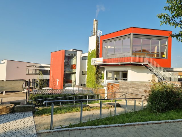 Schulgebäude mit Pausenhof