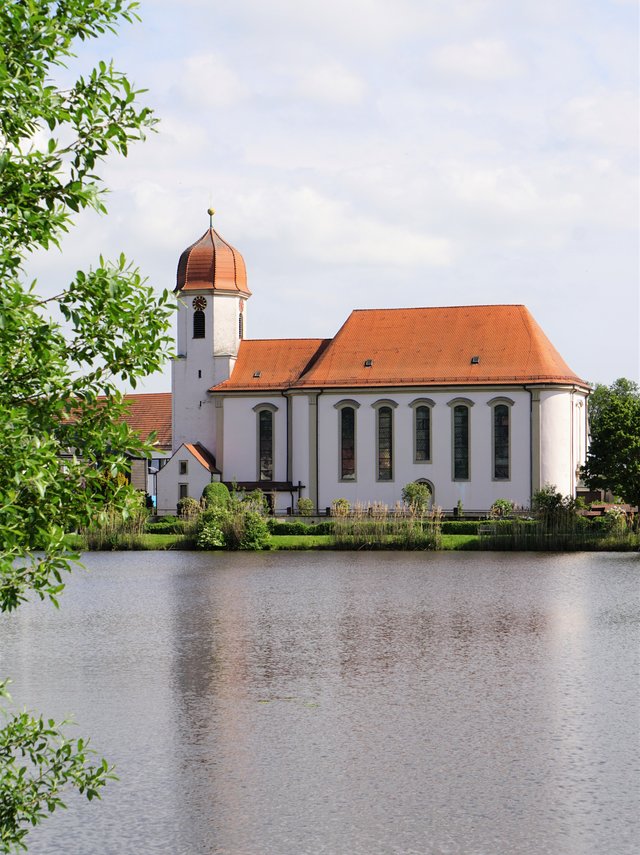 Blick über den Dorfmühlweiher auf die katholische Kirche