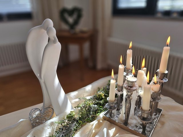 weiße Statue mit Kerzenständer
