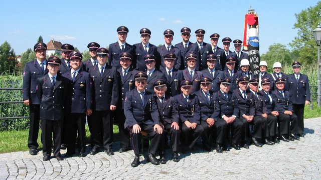 Gruppenbild Feuerwehrleute in Uniform